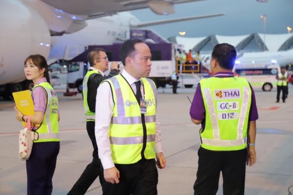 ท่าอากาศยานสุวรรณภูมิดำเนินการตามแผนฉุกเฉิน กรณีสายการบินสิงคโปร์แอร์ไลน์ขอลงจอดฉุกเฉิน เนื่องจากมีผู้โดยสารได้รับบาดเจ็บจากเหตุเครื่องบินตกหลุมอากาศ พร้อมร่วมมือสายการบิน ในการดูแลผู้โดยสารอย่างใกล้ชิด