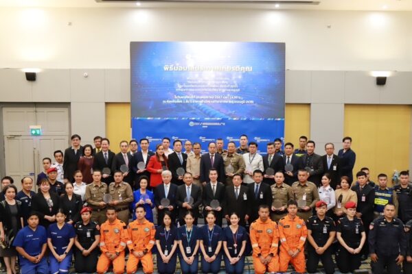 ท่าอากาศยานสุวรรณภูมิจัดพิธีมอบโล่ประกาศเกียรติคุณ 18 หน่วยงานที่ร่วมสนับสนุนภารกิจให้การช่วยเหลือเหตุสายการบินสิงคโปร์แอร์ไลน์ขอลงจอดฉุกเฉิน