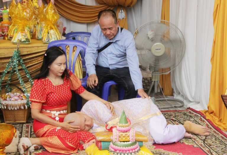 ครอบครัวเจริญสาคร จัดพิธีปลงผมนาค ให้กับ นาคอาร์ม สรวิศ เจริญสาคร ก่อนวันรุ่งขึ้นจะบวชเป็นพระ ณ พัทธสีมาวัดมงคลนิมิตร บางเสาธง