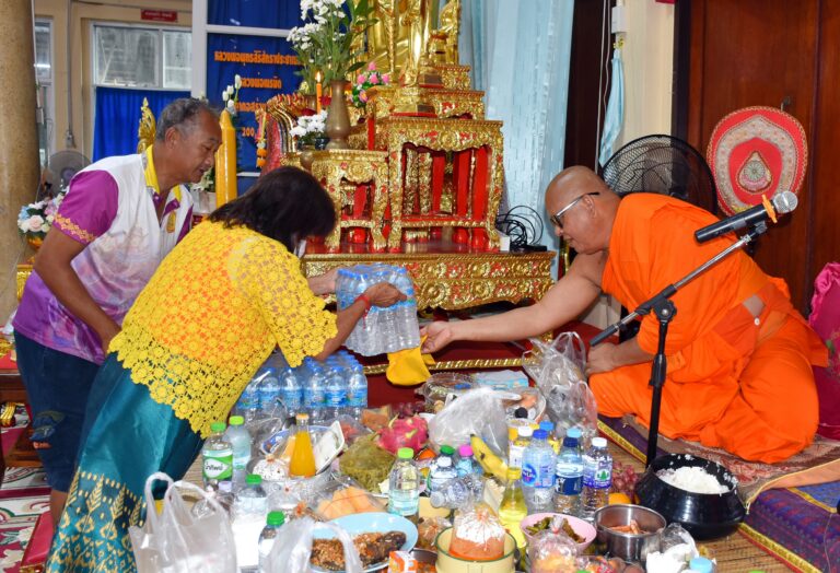 เจ้าอาวาสวัดศรีจันทร์ประดิษฐ์ จัดพิธีทำบุญตักบาตร ถวายภัตตาหาร พระภิกษุสงฆ์ สามเณร เนื่องใน วันมหาปวารณา