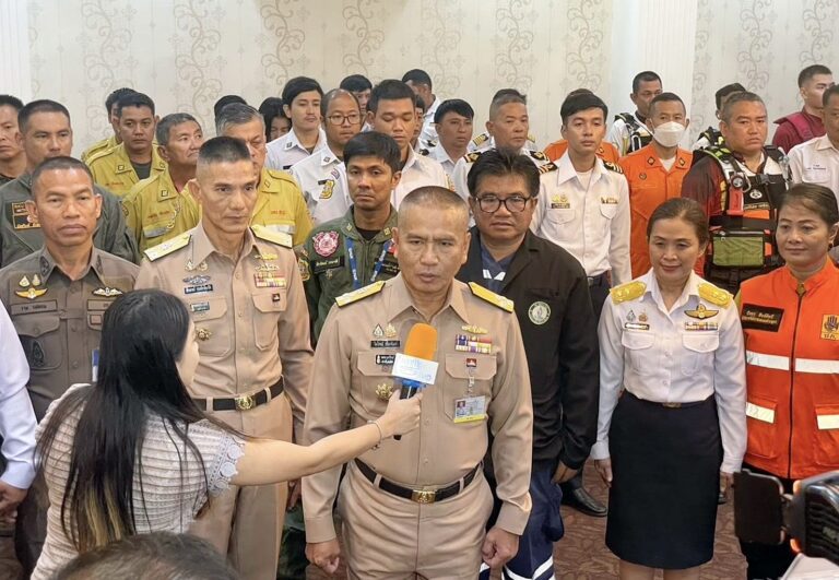 เจ้าหน้าที่และอาสาสมัครมูลนิธิร่วมกตัญญู ร่วมกับ กรมเจ้าท่า ปล่อยแถวเจ้าหน้าที่และเรือตรวจการณ์และเรือรักษาการณ์ คืนวันลอยกระทง