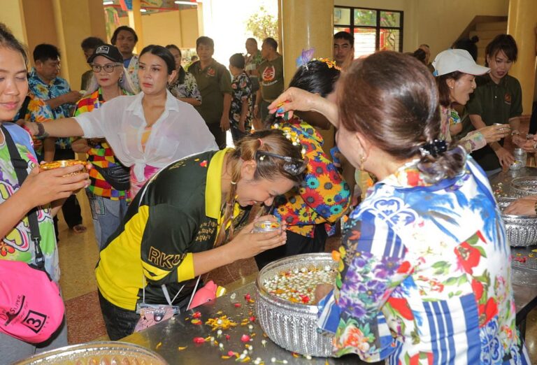 มูลนิธิร่วมกตัญญู ร่วมสืบสารประเพณีสงกรานต์ รดน้ำดำหัวขอพร ท่านประธานมูลนิธิฯ และคณะผู้บริหาร เพื่อความเป็นสิริมงคล