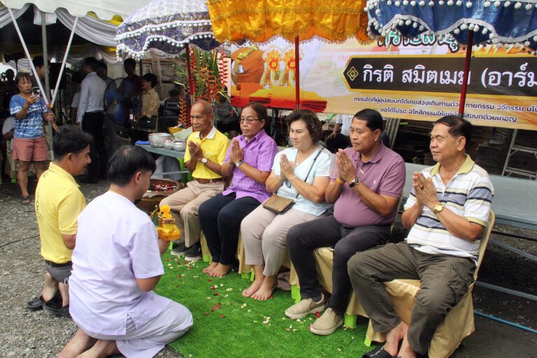 ครอบครัวสมิตเมฆ จัดพิธีอุปสมบท ให้กับ นาค(อาร์ม) กิรติ สมิตเมฆ บุตรชาย ผู้ใหญ่ต้น ผู้ใหญ่บ้าน ม.2 ต.บางเมืองใหม่