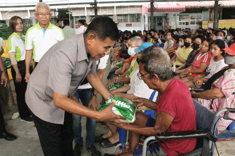 อดีตรัฐมนตรีช่วยว่าการกระทรวงเกษตร และสหกรณ์ ร่วมงานมหาบุญแจกข้าวสารถุงละ 5 กิโลกรัม ให้กับคนในชุมชน เนื่องในงานวันคล้ายวันเกิดครบ 5 รอบ 60 ปี ของอดีตผู้ช่วยผู้ใหญ่บ้าน