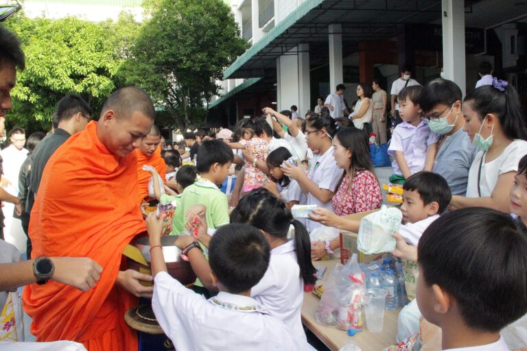 โรงเรียนสาธิตบางนา จัดพิธีเจริญพระพุทธมนต์ ทำบุญเลี้ยงพระ ใส่บาตรข้าวสารอาหารแห้ง เพื่อแสดงมุทิตาคุณให้กับผู้ก่อตั้งโรงเรียน ผู้บริหาร ครู อาจารย์ บุคลากรทางการศึกษา เนื่องในวันครบรอบ 30 ปี แห่งการสถาปนาโรงเรียนสาธิตบางนา