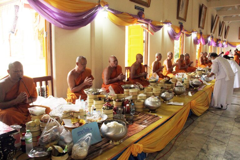 วัดพุทธภาวนาราม จัดพิธีทำบุญตักบาตร ฟังพระธรรมเทศนา เนื่องในวันอาสาฬหบูชา ขึ้น 15 ค่ำ เดือน 8