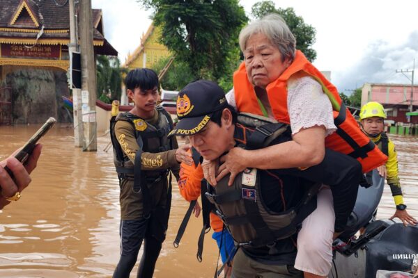 ไทด์-เอกพัน บรรลือฤทธิ์ ดารา 2 หัวหน้าอาสาสมัครมูลนิธิร่วมกตัญญู นำทีมเจ้าหน้าที่และอาสาสมัครมูลนิธิร่วมกตัญญูและเครือข่าย เข้าช่วยเหลือผู้ประสบอุทกภัยในจังหวัดแพร่