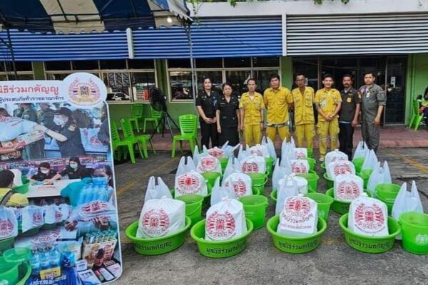 มูลนิธิร่วมกตัญญู มอบสิ่งของเครื่องอุปโภค บริโภค ให้กับผู้ประสบอัคคีภัย ภายในซอยจรัญสนิทวงศ์ 79