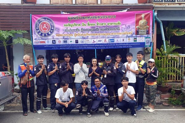 ชาวชุมชนวัดพุทธภาวนาราม โดยอดีตผู้ใหญ่บ้านหมู่ 3 ต.ท้ายบ้านใหม่ นำข้าวสาร อาหารแห้ง ส่งต่อแทนความห่วงใยจากชาวชุมชน ผ่านธารน้ำใจ ของมูลนิธิร่วมกุศล สมุทรปราการ สู่ผู้ประสบอุทกภัยน้ำท่วม