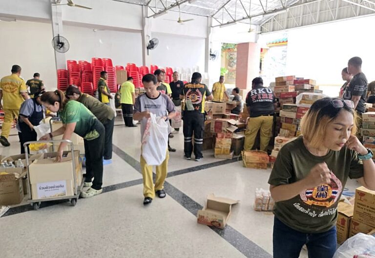 มูลนิธิร่วมกตัญญู บรรจุถุงยังชีพเพื่อนำไปช่วยเหลือผู้ประสบอุทกภัยในจังหวัดต่าง
