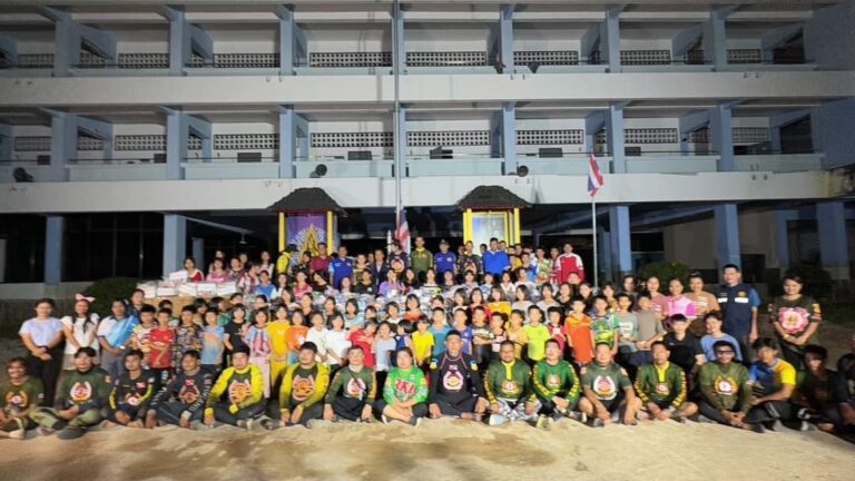 ครูสาวน้ำตาซึม ท็อป-ไทด์ ฝ่าความมืดขึ้นดอยช่วยโรงเรียนที่ถูกน้ำป่าและดินโคลนถล่มพร้อมควักเงินช่วยครูและนักเรียน ด้านครูสาวเผยเหลือเงินติดตัวเพียง 45 บาท
