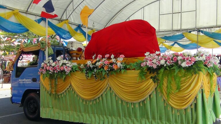 เจ้าอาวาสวัดบางพลีใหญ่กลาง นำพุทธศาสนิกชนประกอบพิธีแห่ผ้าองค์สมเด็จพระศากยมุนีศรีสุเมธบพิตร (พระนอน) พระพุทธรูปศักดิ์สิทธิ์ประจำวัด และผ้าแดงขึ้นห่มองค์พระมหาเจดีย์พิศาลวุฒิกิจมงคลมหาชนบูชิต (เจดีย์ใหญ่)