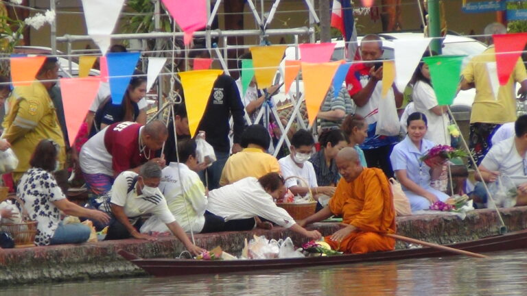 พระครูแจ้ เจ้าอาวาสวัดบางพลีใหญ่กลาง และผู้ช่วยเจ้าอาวาส พายเรือรับบิณฑบาตทางน้ำ เนื่องในงานประเพณีลอยกระทง ประจำปี 2566