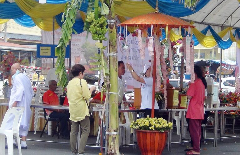 พระครูแจ้ ประกอบพิธีพิจารณาผ้าป่าสามัคคีและร่วมเป็นสักขีพยาน การใส่สลากนำเบอร์ทองหนัก 1 บาท และรางวัลใหญ่ ภายในงานสอยดาวงานลอยกระทงประจำปี 2567 ณ วัดบางพลีใหญ่กลาง