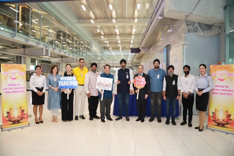 ท่าอากาศยานสุวรรณภูมิร่วมกับสมาคมอินเดียแห่งประเทศไทย แจกขนมหวานต้อนรับผู้โดยสาร เนื่องในโอกาสฉลองเทศกาลดิวาลี