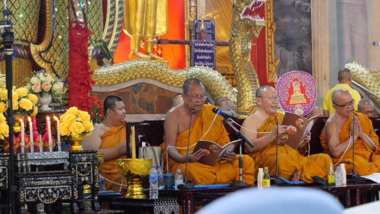 พระครูแจ้” นำคณะพระภิกษุสงฆ์ หัวหน้าส่วนราชการ และพ่อค้าประชาชน ร่วมพิธี สวดมนต์ข้ามปี เพื่อความเป็นสิริมงคลรับปีใหม่ 2568