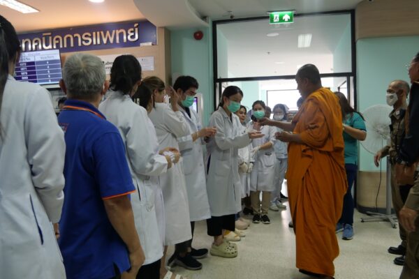 พระครูแจ้ พระผู้มีแต่ให้ ลงพื้นที่เยี่ยมผู้สูงอายุ ผู้ป่วย และบุคลากรทางการแพทย์ โรงพยาบาลบาพลี มอบของขวัญและเงิน ให้เพื่อสร้างขวัญและกำลังใจ เนื่องในวันปีใหม่
